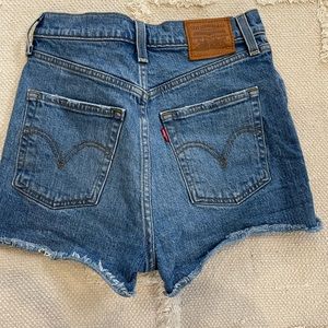 Levi’s Ribcage Shorts Size 26